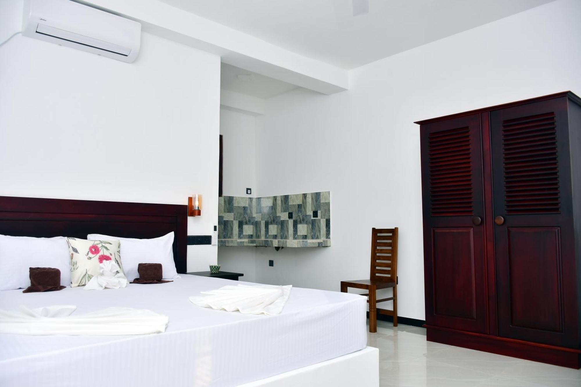 Aliya Aliya Hikkaduwa Hotel Bagian luar foto
