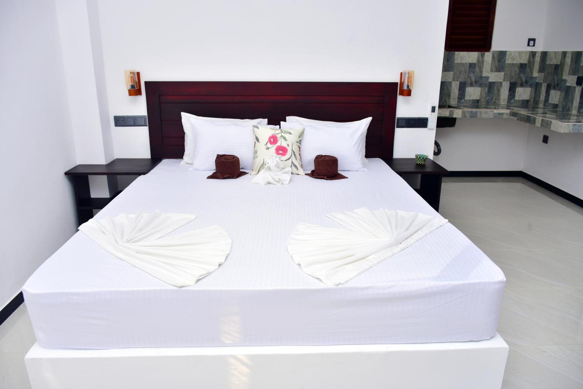Aliya Aliya Hikkaduwa Hotel Bagian luar foto