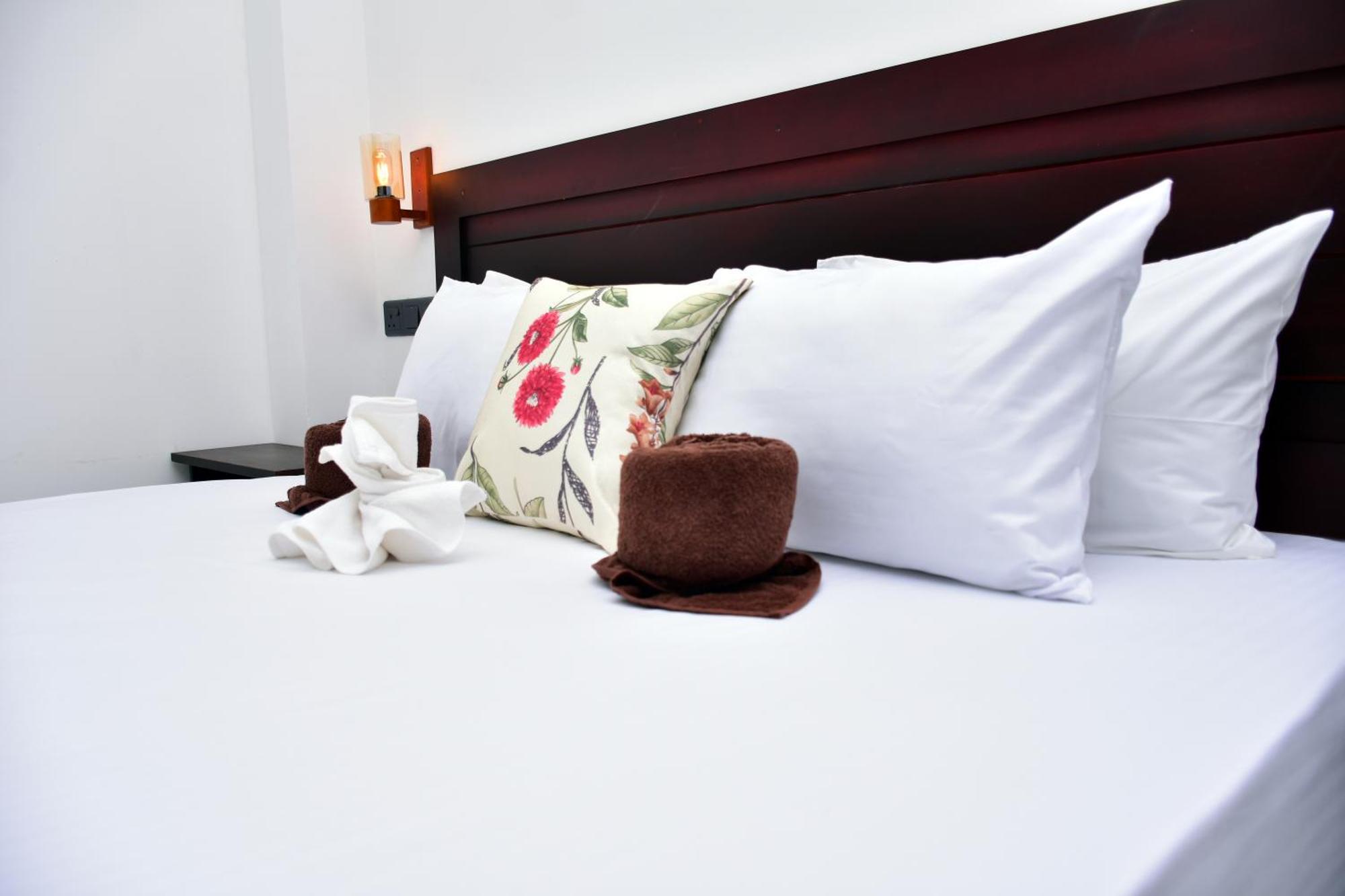 Aliya Aliya Hikkaduwa Hotel Bagian luar foto