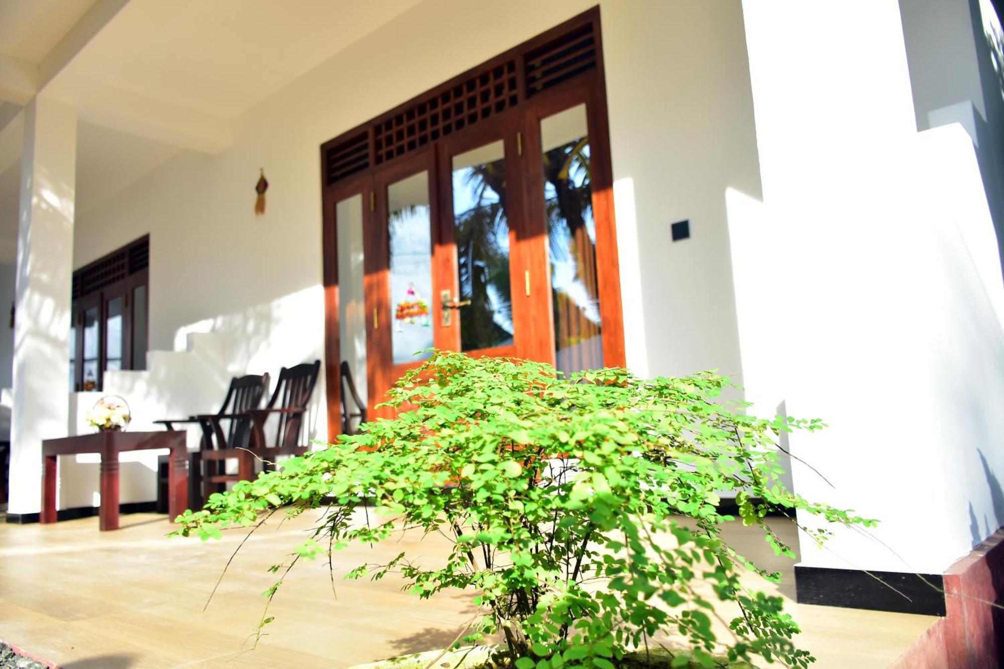 Aliya Aliya Hikkaduwa Hotel Bagian luar foto