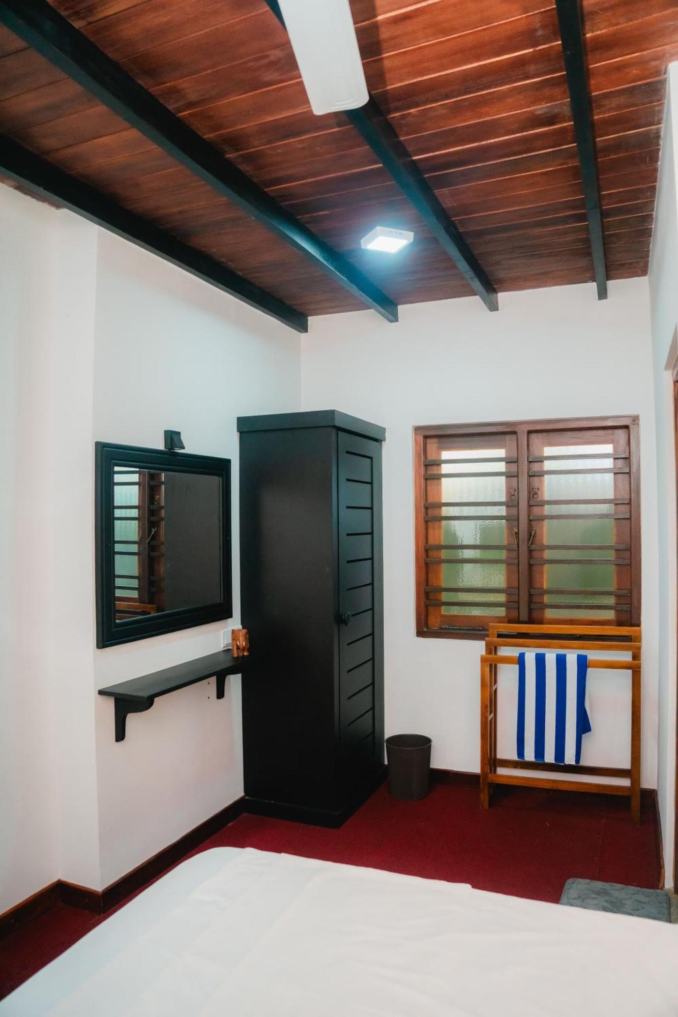 Aliya Aliya Hikkaduwa Hotel Bagian luar foto