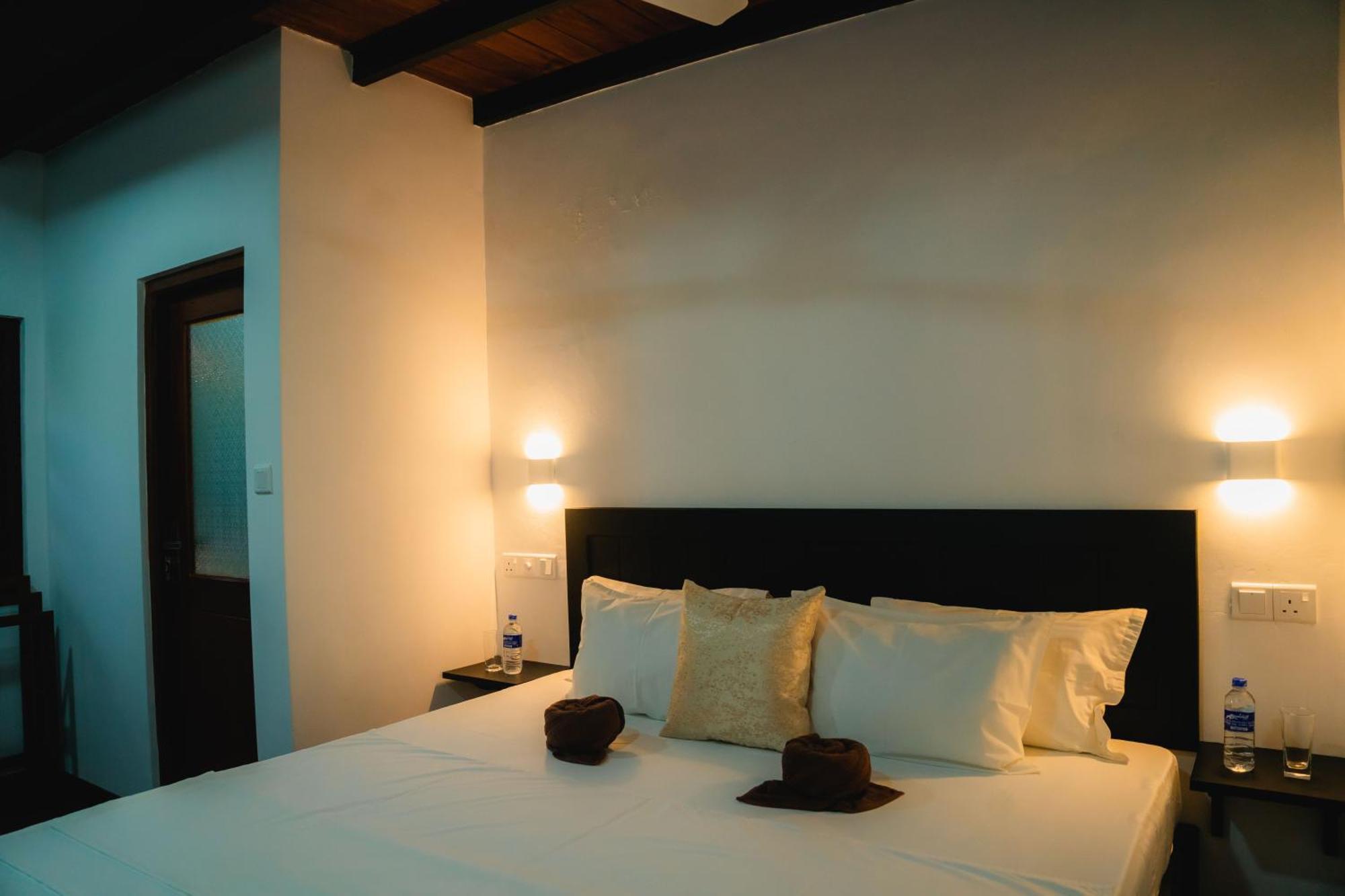 Aliya Aliya Hikkaduwa Hotel Bagian luar foto