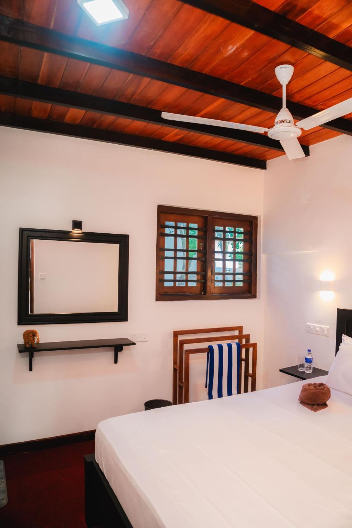 Aliya Aliya Hikkaduwa Hotel Bagian luar foto
