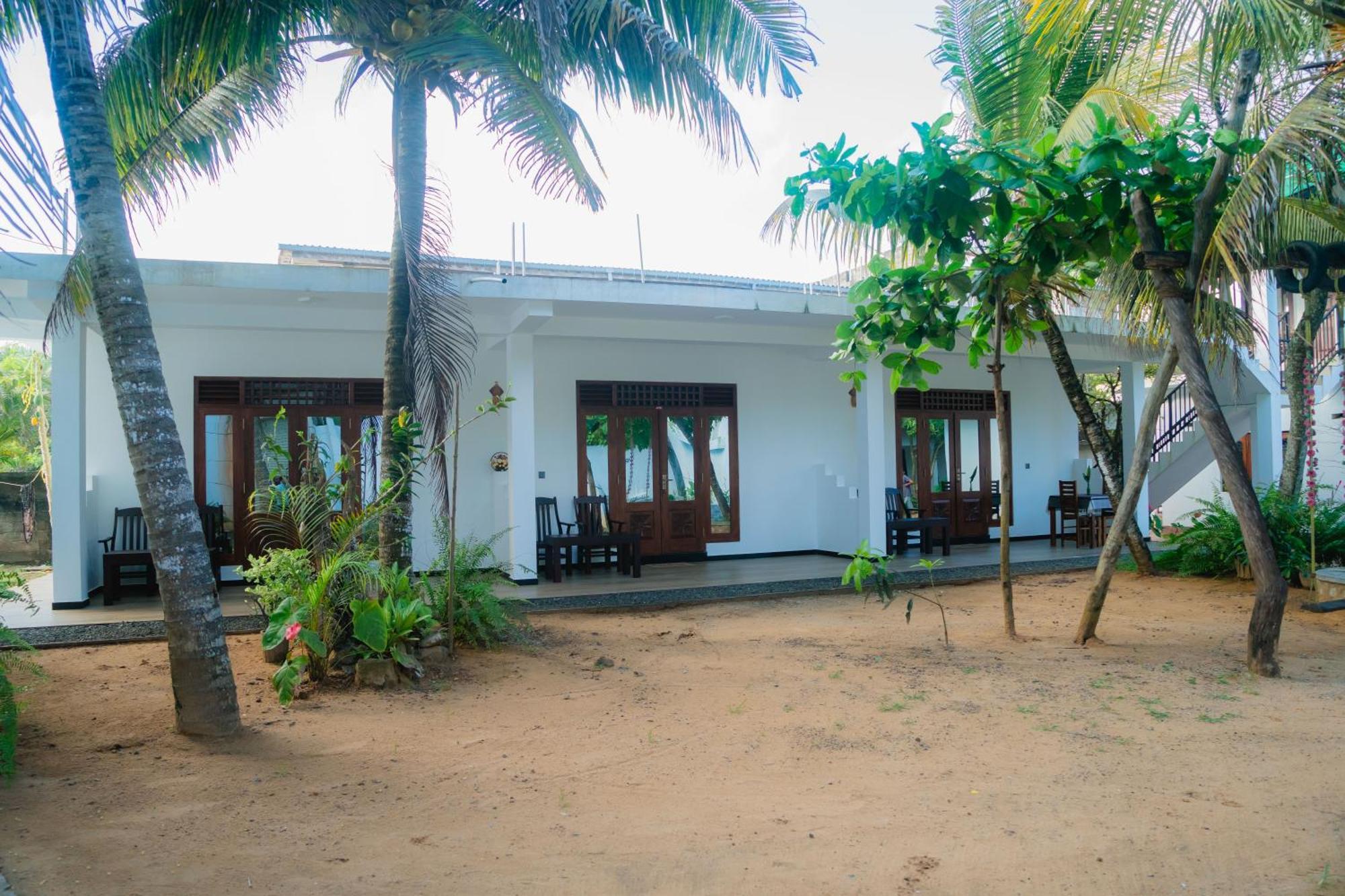 Aliya Aliya Hikkaduwa Hotel Bagian luar foto